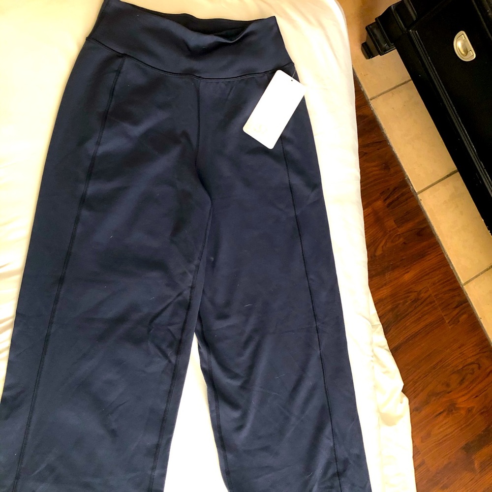 Women’s Lululemon size 6 workout 🏋️‍♀️ pants